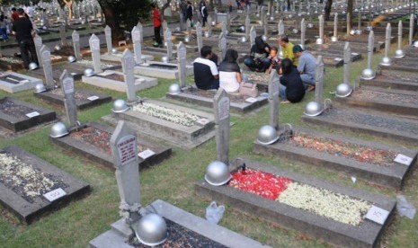  Warga peziarah berdoa di Taman Makam Pahlawan (TMP) Kalibata, Jakarta, Ahad (15/7). (Aditya Pradana Putra/Republika)