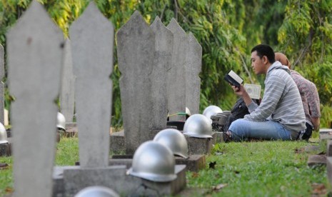  Warga peziarah berdoa di Taman Makam Pahlawan (TMP) Kalibata, Jakarta, Ahad (15/7). (Aditya Pradana Putra/Republika)