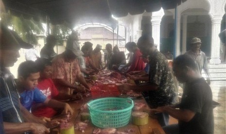 Warga Pidie Jaya merayakan maulid nabi dengan memotong dua ekor sapi, Senin (12/12).