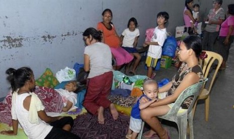 Warga pinggir pantai Mindanao dalam kamp perlindungan, menghindari serangan Badai Bopha.