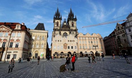 Alun-Alun Praha Jadi Tempat Peringatan Korban Covid-19. Warga Praha berkumpul di alun-alun kota tua ibu kota Ceko yang menjadi tugu peringatan korban Covid-19, Kamis (25/3). Mereka meletakkan bunga, menuliskan nama, atau mengheningkan cipta dalam acara tersebut. 