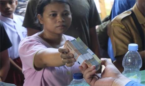 Warga Pulau Geser, Kabupaten Seram Bagian Timur, Provinsi Maluku, Rabu (23/10/2024), melakukan penukaran uang ke Tim Ekspedisi Rupiah Berdaulat (ERB) Bank Indonesia.