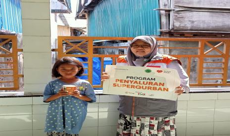 Warga pun menyambut bahagia bantuan Superqurban yang disalurkan oleh Rumah Zakat.