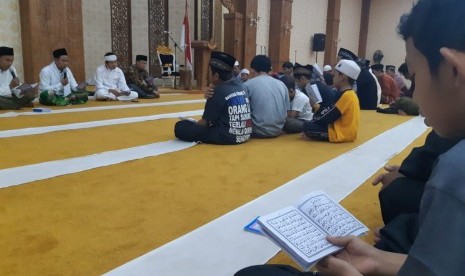 Warga Purwakarta menggelar tahlilan untuk almarhum BJ Habibie di Tajug Gede Cilodong, Jumat (13/9). N