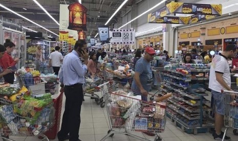 Warga Qatar yang panik berbelanja stok makanan di sebuah supermarket di Doha pascapemutusan hubungan diplomatik dengan lima negara Arab.