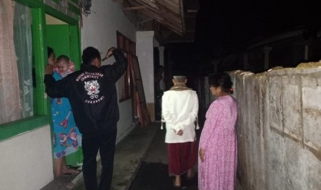 Warga Rambay Wetan Kecamatan Cisaat, Kabupaten Sukabumi memilih berada di luar rumah karena guncangan gempa magnitudo 7,4, Jumat (2/8).