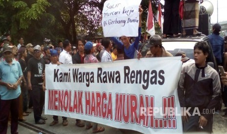 Warga Rawa Rengas Tuntut Ganti Untung Pembebasan Lahan Bandara Soekarno-Hatta di jalan M1 kawasan bandara Soekarno-Hatta, Selasa (14/3).