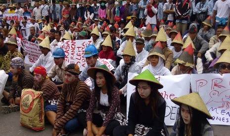 Warga Rembang menggelar aksi di depan kantor Gubernur Jawa Tengah, di Jalan Pahlawan, Kota Semarang, Selasa (13/12) mendukung segera beroperasinya pabrik semen PT Semen Indonesia di wilayah mereka.