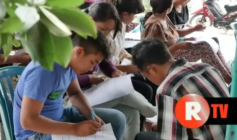 Warga Rembang sedang mengikuti program peduli pendidikan oleh Semen Indonesia