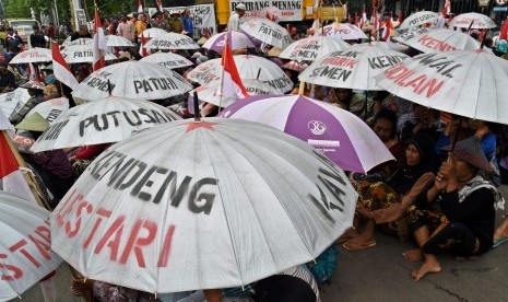 Warga Rembang yang tergabung dalam Jaringan Masyarakat Peduli Pegunungan Kendeng (JMPPK) menggelar aksi penolakan pendirian pabrik semen, di Semarang, Jawa Tengah, Selasa (17/1). 