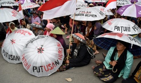 Warga Rembang yang tergabung dalam Jaringan Masyarakat Peduli Pegunungan Kendeng (JMPPK) menggelar aksi penolakan pendirian pabrik semen, di Semarang, Jawa Tengah, Selasa (17/1). 