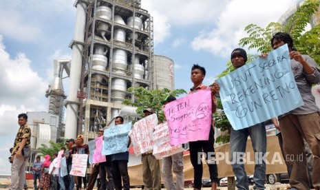 Warga ring I pabrik semen PT Semen Indonesia (persero) Tbk menyambut kedatangan rombongan Komisi IV DPR RI dengan berbagai spanduk dukungan terhadap operasional pabrik semen ini, Kamis (14/4). 