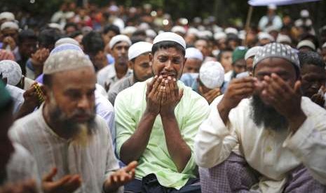 Warga Rohingya berdoa dalam peringatan satu tahun kekerasan tentara Myanmar.