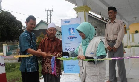 warga RT 20 Sepinggan Raya mendapat bantuan air bersih dari IZI dan MT Qonita. 