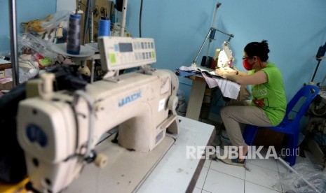 Warga rumah susun menjahit alas kaki 