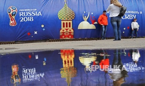 Warga Rusia mengambil gambar di depan logo Piala Dunia 2018 di Moskow, Rusia, Rabu (6/6). Piala Dunia 2018 akan berlangsung di Rusia dari 14 Juni hingga 15 Juli 2018.