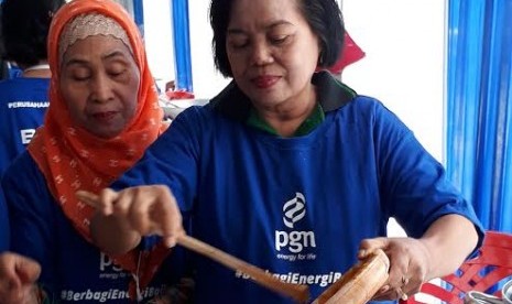 Warga rusun Klender mengikuti pelatihan memasak yang diadakan oleh PGN.