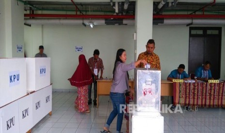 Warga Rusun Rawa Bebek menggunakan hak pilihnya dalam Pilkada DKI Jakarta, Rabu (15/2). 