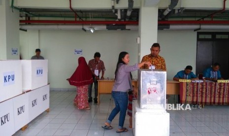 Warga Rusun Rawa Bebek menggunakan hak pilihnya dalam Pilkada DKI Jakarta, Rabu (15/2). 