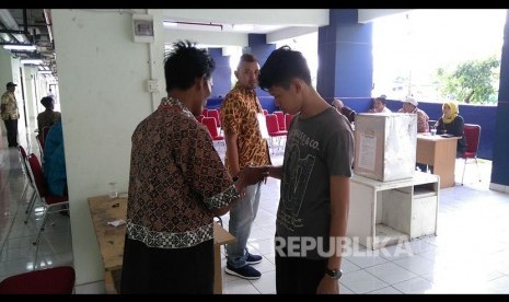 Warga Rusun Rawa Bebek menggunakan hak pilihnya dalam Pilkada DKI Jakarta, Rabu (15/2).