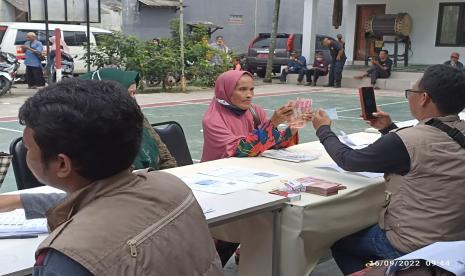 Warga RW 05, Kelurahan Duren Mekar, Bojongsari, Depok menerima Bantuan Langsung Tunai BBM, Jumat (16/2022).  Ketua Umum Pengurus Besar Nahdlatul Ulama (PBNU) Bidang Keagamaan, KH. Ahmad Fahrur Rozi menyebut pengalihan subsidi ke warga miskin sepatutnya diberi dukungan