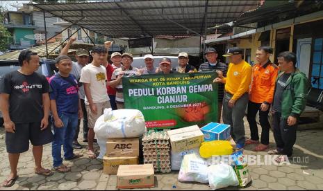 Warga RW 05, UPZ, Yayasan dan DKM Masjid Al Firqon Kelurahan Kujangsari, Bandung Kidul, Kota Bandung  menyampaikan sumbangan bagi korban gempa bumi Cianjur, Selasa (6/12/2022). Mereka menyalurkan dana yang terhimpun sebesar Rp 13,5 juta bahan makanan pokok , selimut, pakaian, obat-obatan dan lain-lain yang berhasil dihimpun warga. 