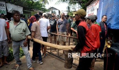 Warga RW 12 Kelurahan Manggarai, Kecamatan Tebet, Jakarta melakukan aksi blokir jalan , Rabu (26/4).