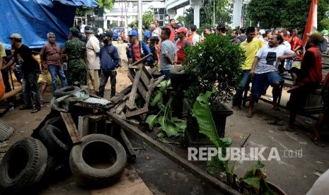 Warga RW 12 Kelurahan Manggarai, Kecamatan Tebet, Jakarta melakukan aksi blokir jalan , Rabu (26/4).