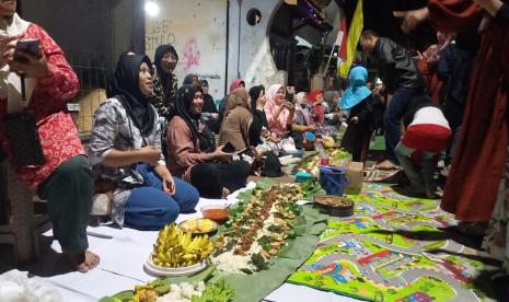 Warga RW 14 Kelurahan Kahuripan, Kecamatan Tawang, Kota Tasikmalaya, menggelar ngaliwet bersama di sepanjang jalan gang setempat, Senin (14/8/2023) malam. Panjang liwet yang digelar warga itu mencapai 700 meter. 