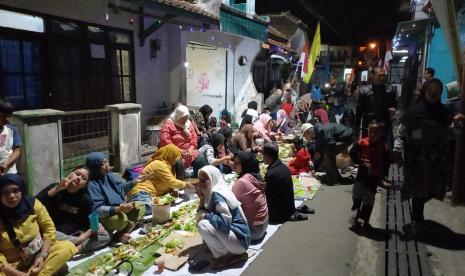 Warga RW 14 Kelurahan Kahuripan, Kecamatan Tawang, Kota Tasikmalaya, menggelar ngaliwet bersama di sepanjang jalan gang setempat, Senin (14/8/2023) malam. 