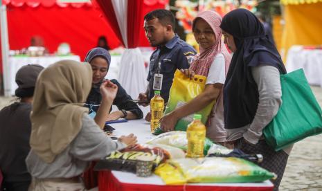 Warga saat membeli bahan kebutuhan pokok saat bazar pasar murah di Kantor Kecamatan Pancoran, Jakarta, Senin (26/2/2024). 