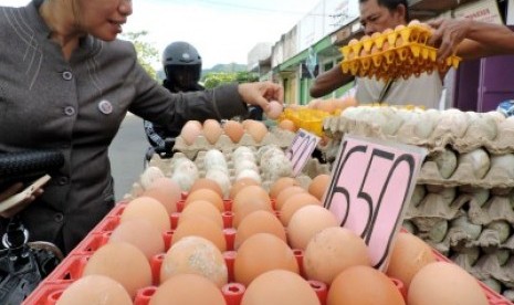 Warga saat membeli telur di Pasar Sentral, Kota Gorontalo, Rabu (22/7). Pedagang setempat mendatangkan telur dari Sulsel dan Sulteng untuk memenuhi permintaan warga menjelang perayaan Lebaran Ketupat.