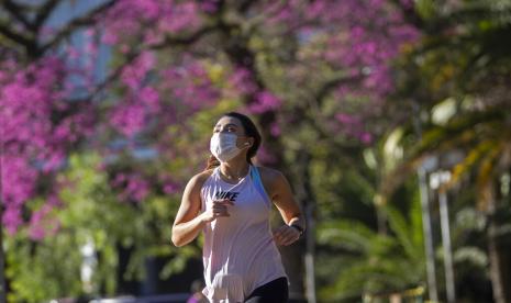  Warga Sao Paulo, Brazil, joging di taman, Senin (13/7). Brazil dan AS menjadi episentrum baru Covid-19 di dunia. WHO mengingatkan pemimpin dunia mengambil langkah tepat cegah perburukan kondisi Covid-19.