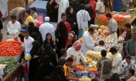 Warga Saudi jejali pasar-pasar di Jeddah jelang Idul Fitri.