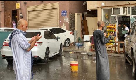 Warga Saudi tengah berdoa ketika hujan melanda kawasan Makkah.