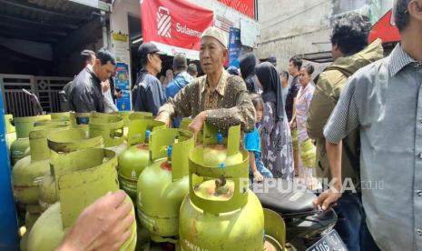 Warga Sedang Antre Berburu Gas LPG 3 KG di Pangkalan Jalan Terusan, Kelurahan Cimahi, Kecamatan Cimahi Tengah, Kota Cimahi, Jawa Barat pada Senin (3/2/2024). Warga Mengaku Kesulitan Mendapatkan Gas Bersubdidi Sejak Adanya Larangan Dijual Secara Eceran.