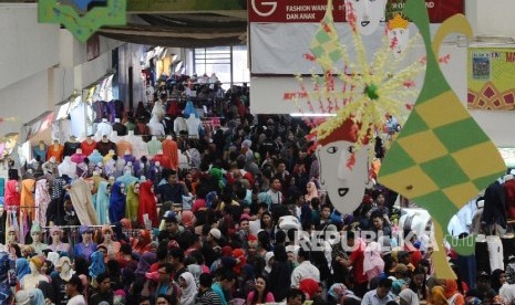 Warga sedang berbelanja kebutuhan di Pasar Tanah Abang Blok B, Jakarta, Ahad (26/6). (Republika/Tahta Aidilla)