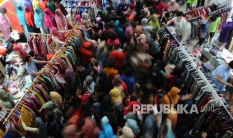 Warga sedang berbelanja kebutuhan di Pasar Tanah Abang Blok B, Jakarta, Ahad (26/6). (Republika/Tahta Aidilla)