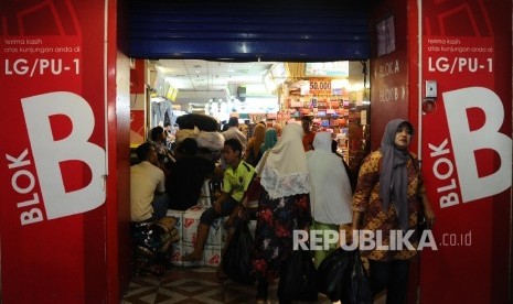 Warga sedang berbelanja pakaian di pasar Tanah Abang, Jakarta, Selasa (10/5).  (Republika/Tahta Aidilla)