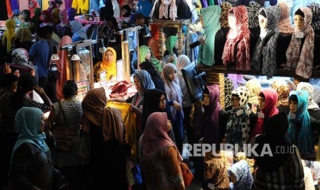 Warga sedang berbelanja pakaian di pasar Tanah Abang, Jakarta, Selasa (10/5).  (Republika/Tahta Aidilla)