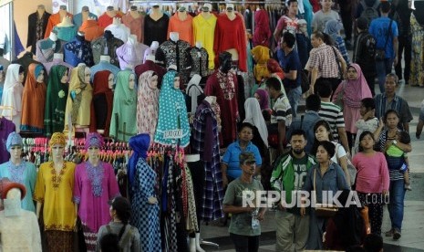 Warga sedang berbelanja pakaian di pasar Tanah Abang, Jakarta.