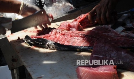 Warga sedang berbelanja saat di gelar Pasar Ikan Murah di Sarinah, Jakarta, Ahad (26/6).  (Republika/Tahta Aidilla)