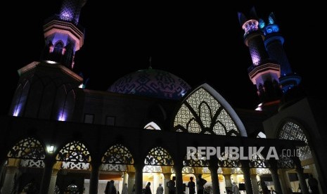 Warga sedang berjalan saat akan melaksanakan shalat Tarawih di Masjid Hubbul Wathan, Islamic Center, Mataram, Lombok, Nusa Tenggara Barat, Jumat (26\5).