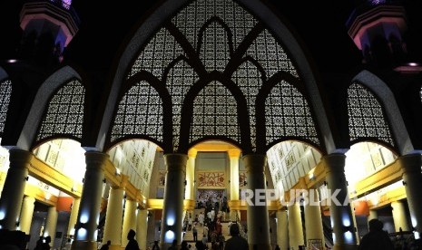 Warga sedang berjalan saat akan melaksanakan shalat Tarawih di Masjid Hubbul Wathan, Islamic Center, Mataram, Lombok, Nusa Tenggara Barat, Jumat (26\5). 