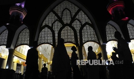 Warga sedang berjalan usai melaksanakan shalat Taraweh di Masjid Hubbul Wathan, Islamic Center, Mataram, Lombok, Nusa Tenggara Barat, Jumat (26\5).