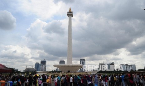  Warga berkunjung ke Monas, namun saat malam pergantian tahun 2017, kali ini tak ada pesta kembang api di Monas