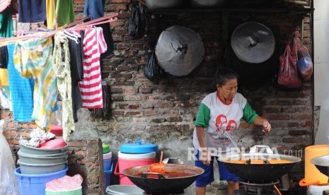 Warga sedang memasak di kawasan kumuh Bantaran kali di jalan Jati Bunder, Kelurahan Kebon Melati, Kecamatan Tanah Abang, Jakarta Pusat. 