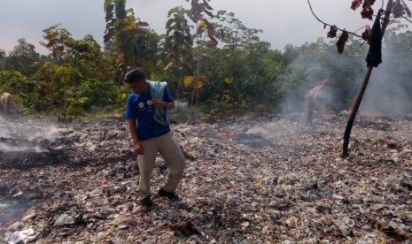 Warga sedang membakar ceceran sampah impor milik PT Pindo Deli 3, yang tak kunjung dibersihkan, di Desa Tamansari, Kecamatan Pangkalan, Karawang. 