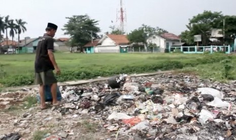 Warga sedang membuang sampah. Pemkot Padang akan melakukan operasi tangkap tangan (OTT) kepada warga yang membuang sampah sembarangan mulai 1 Januari 2018.