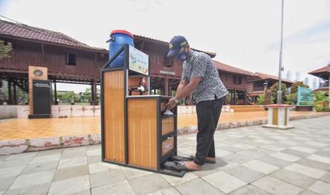 Warga sedang membuang sampah masker di tempat sampah khusus di Jakarta, Ahad (21/2). BNI dan Satgas Covid-19 bekerjasama untuk mensosialisasikan cara membuang sampah masker yang benar guna mencegah penularan virus Covid-19 melalui limbah medis. BNI juga akan memperbanyak tempat khusus masker di unit kerja BNI dan lokasi lainnya.